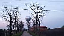 Piloti horkovzdušného balónu Petr Kubíček a Tomáš Hora se společně vydali na cestu dlouhou 503 kilometrů. Startovali v Radešíně na Žďársku a mířili do Rakouska.
