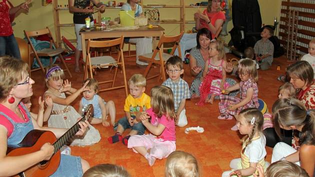 Rodinné centrum nynísídlí v suterénu žďárské polikliniky. Od dubna bude moci využívat zrekonstruované prostory ve 4. patře budovy. Nabídne například zázemí všem návštěvníkům polikliniky, kteří budou právě potřebovat převléci či přebalit malé dítě.