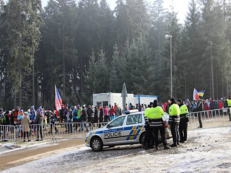 Biatlonoví fanoušci se v sobotu do Vysočina Areny začali přesunovat už čtyři hodiny před začátkem závodů. 