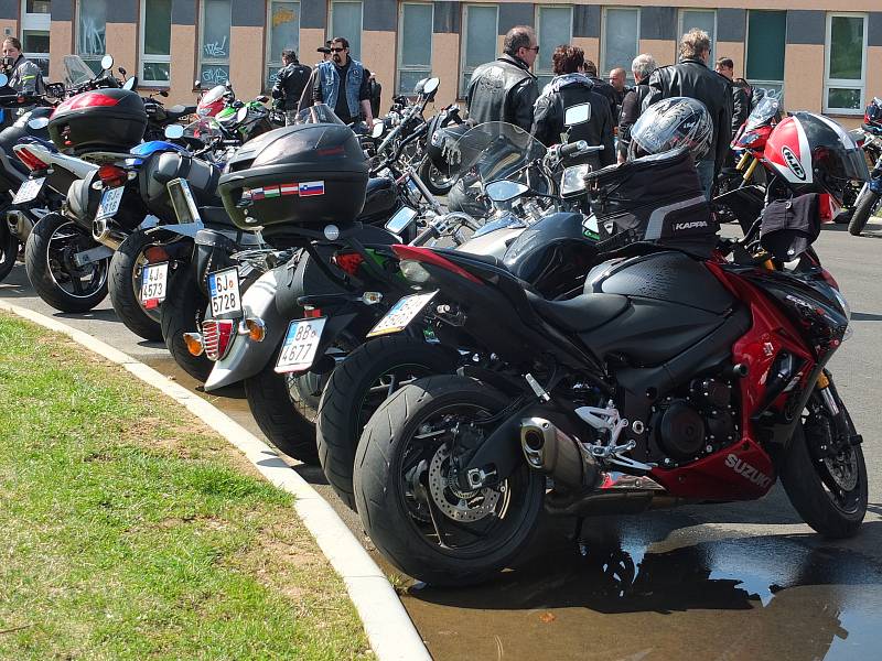 Rychlobruslařský ovál u žďárského zimního stadionu zaplnily stovky strojů. Motorkáři pak odtud vyrazili na vyjížďku, aby symbolicky otevřeli silnice.