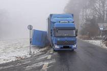 Nákladní auto s přívěsem skončilo na Žďársku u obce Bor v příkopu.