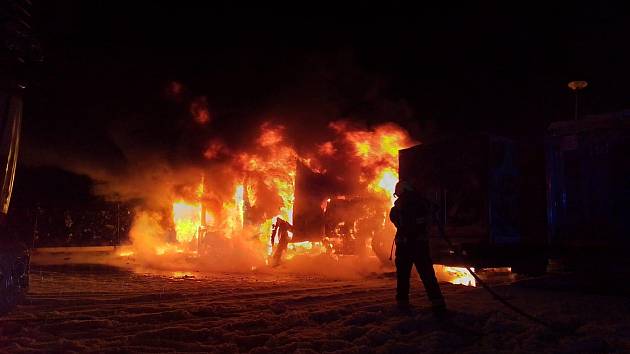 Požár zachvátil ve Velkém Meziříčí pět nákladních aut určených pro přepravu mražených potravin.