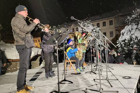 V sobotu se poprvé rozsvítil vánoční strom na Vratislavově náměstí v Novém Městě na Moravě.
