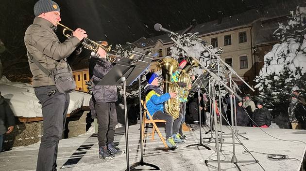 V sobotu se poprvé rozsvítil vánoční strom na Vratislavově náměstí v Novém Městě na Moravě.
