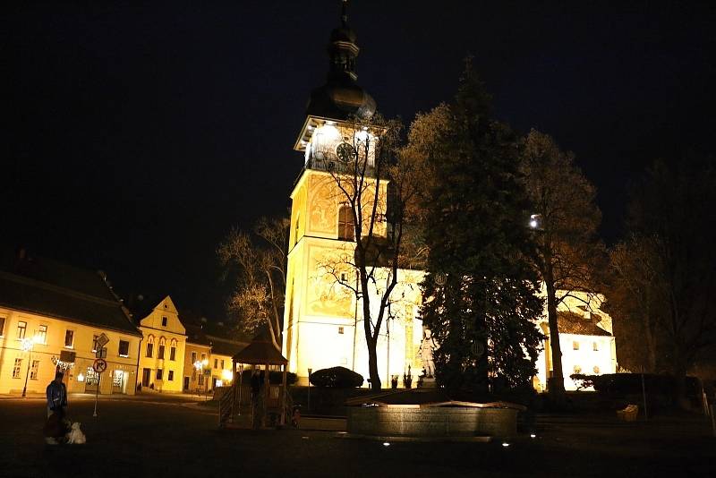 Vánoční strom se v Novém Městě na Moravě rozzářil se tam o něco dříve než jinde. Už v předvečer první adventní neděle.