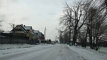 Náledí trápí ráno ve středu 19. dubna řidiče na Žďársku. Silnice v okrese Žďár nad Sázavou jsou po nočním sněžení kluzké.