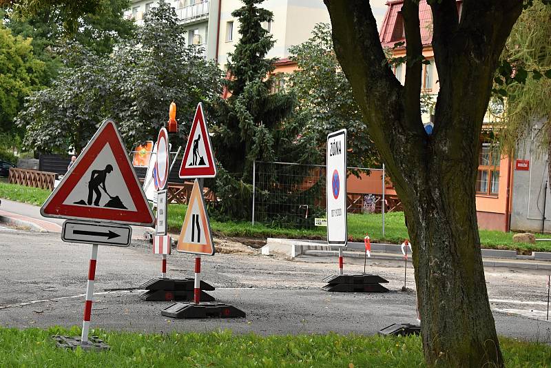 Okružní ulice v Bystřici nad Pernštejnem je rozkopaná. Hotovo bude do začátku zimy.