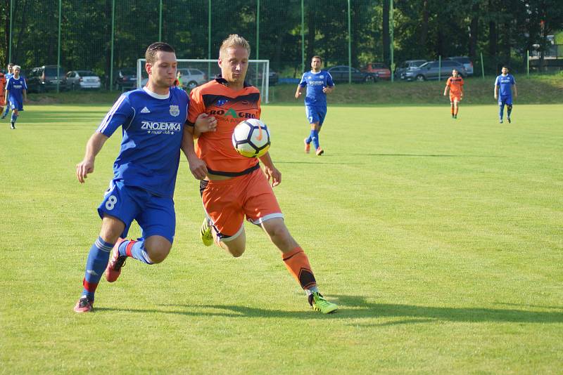 Fotbalisté Radešínské Svratky (v oranžových dresech) si vybojovali postup do krajské I. A třídy.