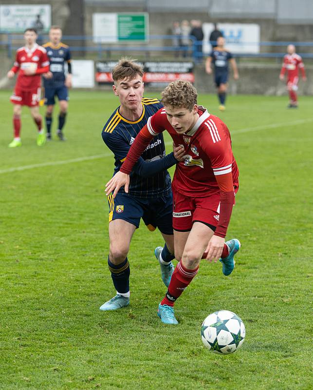 Fotbalové utkání mezi FC Velké Meziříčí (v červeném) a SK Hranice, v němž celek z Vysočiny zvítězil těsně 3:2.