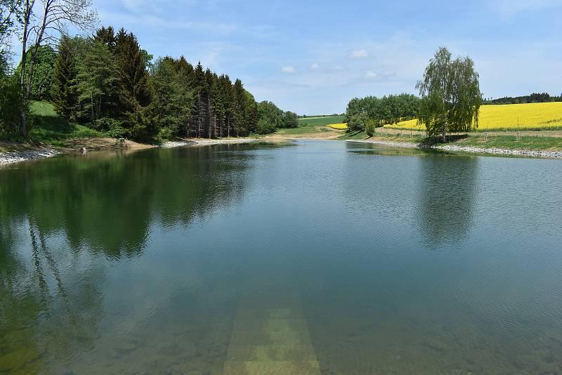 Nový rybník je zasazen do krásné krajiny v okolí Vojetína. Láká ke koupání.