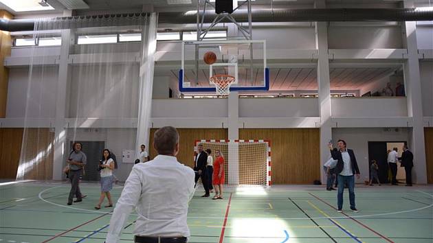 Nová žďárská sportovní hala vznikla ve Studentské ulici. Dá se v ní hrát florbal, basketbal, volejbal, házená či tenis. Nechybí ani lezecká stěna.