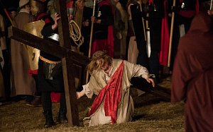 Ochotníci ze žďárských farností znovu zahrají v sídlišti Libušín velikonoční pašijovou hru Co se stalo s Ježíšem. Ilustrační foto
