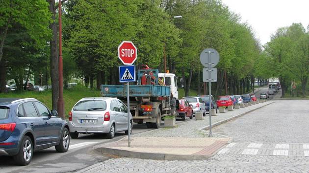 V pracovní dny řídí dopravu na křižovatce ulic Chelčického a Jihlavská přenosné semafory. Kolony aut se Chelčického ulicí táhnou až za okružní křižovatku u Kauflandu.