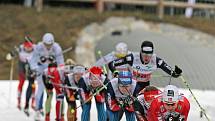 Týmovými sprinty pokračovaly závody Světového poháru v běhu na lyžích. V popředí Maiken Caspersen Fallaová, členka norského vítězného týmu.