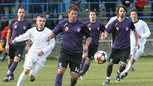 Fotbalisté SFK Vrchovina (v tmavém).