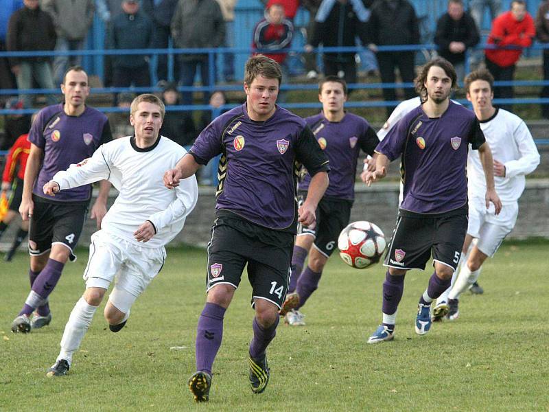 Fotbalisté SFK Vrchovina (v tmavém).