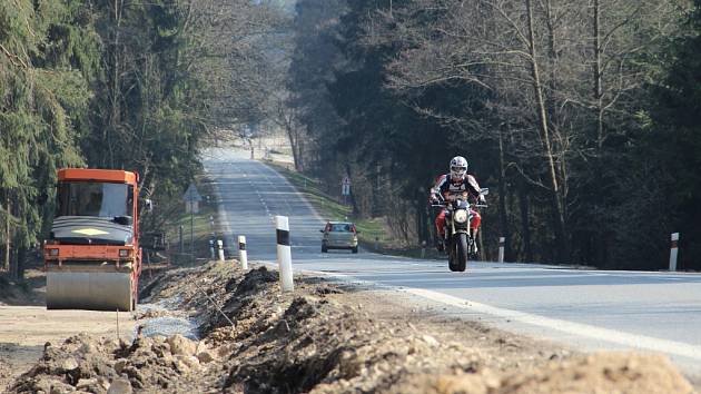 Nová cyklostezka potěší příznivce cykloturistiky v blízkosti Bystřice nad Pernštejnem. Převede cyklisty přes frekventovanou silnici I/19 a povede dál k odbočce ke Skalskému rybníku.