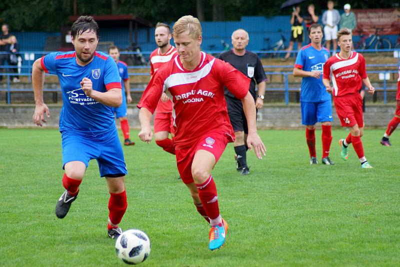 V derby mezi béčkem Nového Města (v červeném) a R. Svratkou (v modrém) se radovali domácí.