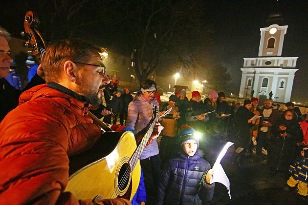 Novým Veselím zněly koledy. Na Městečko přišlo několik desítek zpěváků