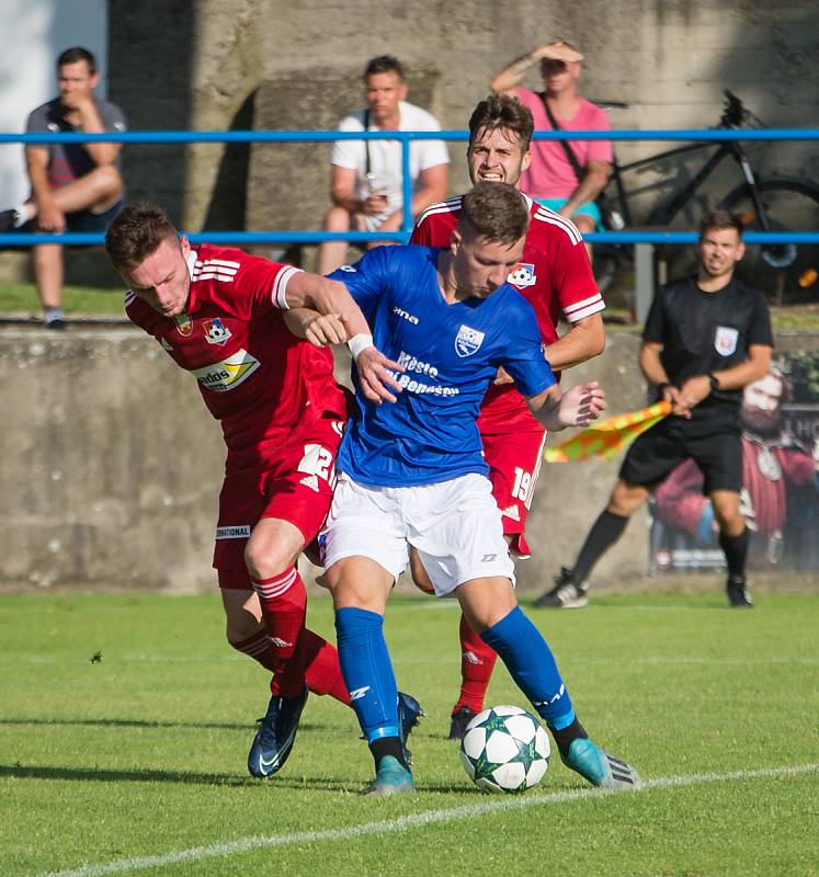 V premiérovém utkání letošního ročníku MSFL mezi Velkým Meziříčím (v červeném) a Dolním Benešovem (v modrých dresech) se body dělily.