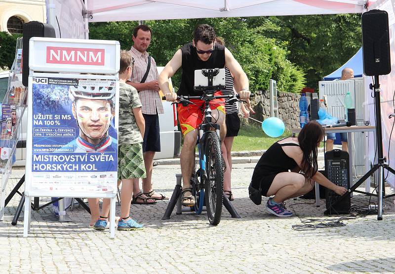 V Novém Městě na Moravě v pátek odstartuje dvoudenní maratón městských slavností Nova Civitas. Na fotografii je vidět, jak se při Nova Civitas bavili lidé ve městě v roce 2016.