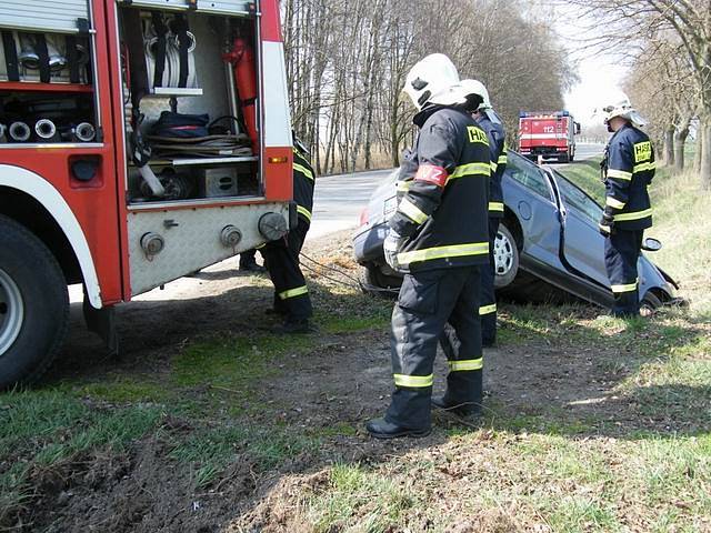 Při nehodě osobního vozidla u Sázavy se zranili dva lidé.