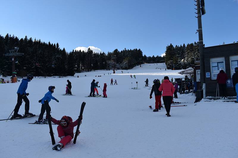 Lyžaře na sjezdovce na Harusáku neodradilo ani proměnlivé počasí.