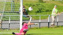 Divizní krajské derby mezi domácími fotbalisty Žďáru nad Sázavou (v bílém) a Slavojem Polná (v červených dresech) skončil jasnou výhrou FC Žďas 6:0.