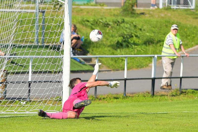 Divizní krajské derby mezi domácími fotbalisty Žďáru nad Sázavou (v bílém) a Slavojem Polná (v červených dresech) skončil jasnou výhrou FC Žďas 6:0.