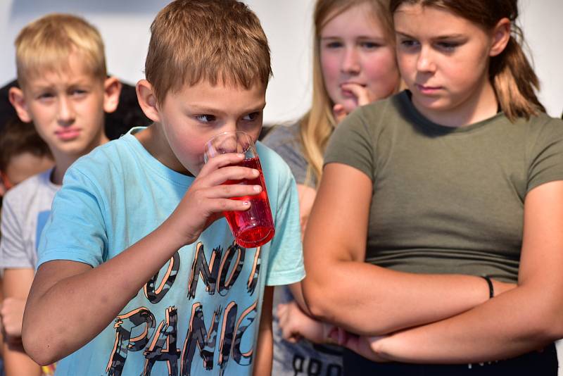 Děti soutěžily v pití limonády na rychlost