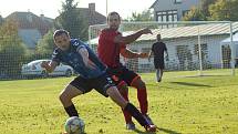 Osm kol vydržela v letošním  ročníku I. A třídy – skupiny B neporazitelnost fotbalistů Herálce (v modrém). Padli až v derby na hřišti nováčka z Moravce 1:2 (v červeném).