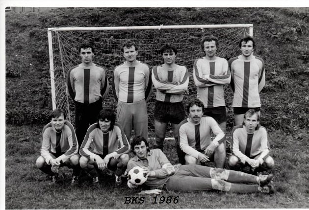 GONDA - FOTO 5. V roce 1986 jsem začal hrávat fotbálek s novou partou, ze které se stal tým BKS, zakládající tým Žďárské ligy malé kopané. Byla to nádherná doba. Liga, turnaje v Ostravě, Českém Krumlově, Praze, Dačicích a jinde.