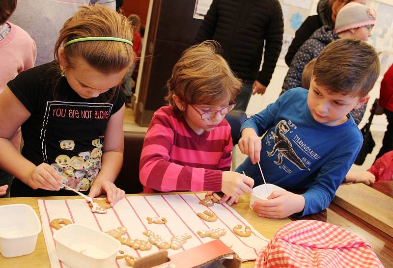 Sobotní program zahájilo vystoupení Tisíc andělů. V městském divadle zazpívali žáci žďárské základní školy Švermova. O první divadelní představení se postaralo Divadlo KUFR. Adéla Kratochvílová a Dáša Trávníková sehrály Vánoční hru aneb co andělé zvěstova