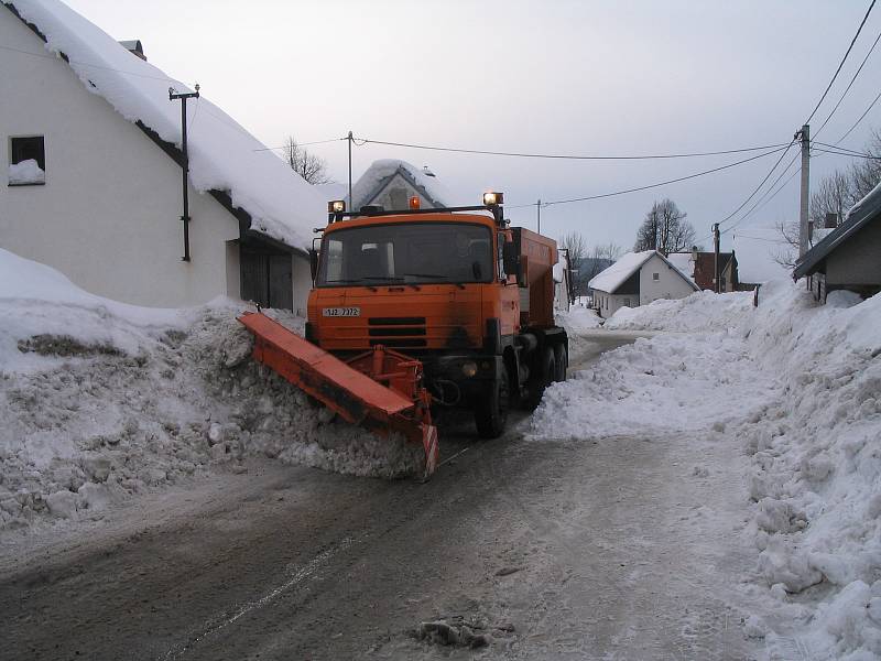 Některé silnice ve Žďárských vrších jsou v zimě místem častých havárek.