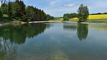Nový rybník je zasazen do krásné krajiny v okolí Vojetína. Láká ke koupání.