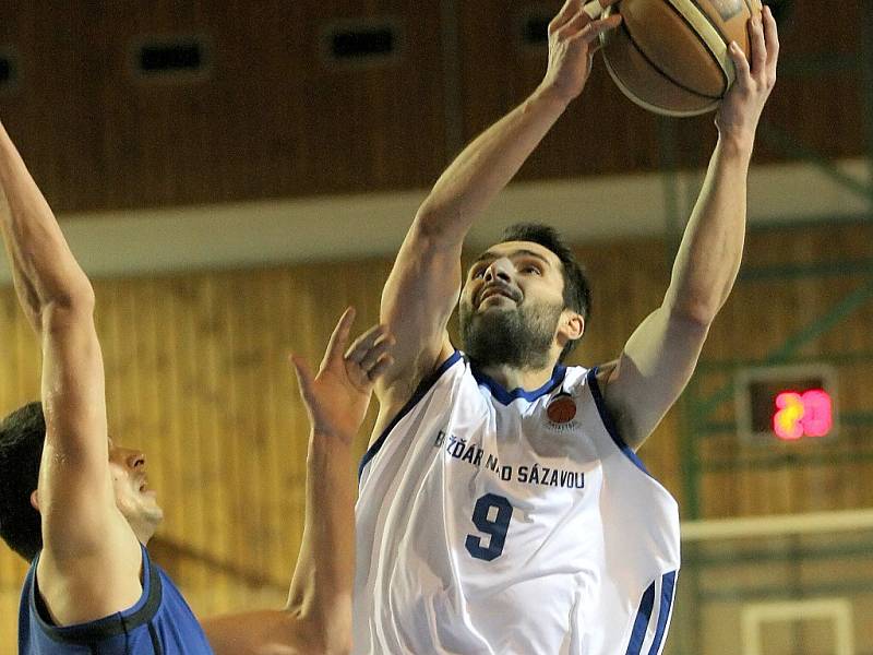 Dres s číslem 9 neodmyslitelně patřil k dirigentovi žďárských basketbalistů Tomáši Roseckému. V sobotu a neděli už se do něj ale nepřevlékne. Na prahu nové sezony přesedlal do role asistenta trenéra Petra Šilharta.