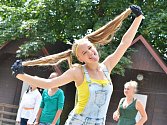 Kromě lekcí tance zaměřených na street dance, breakdance, house, aerobik a další taneční styly, mají pro děti na táboře ve Skleném připraveny i tradiční táborák a stezku odvahy. 