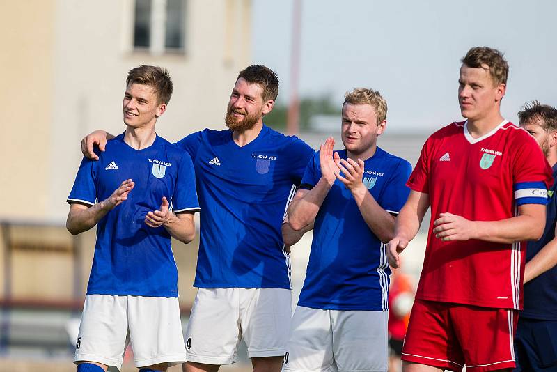 Ve finálovém klání letošního ročníku krajského poháru Vysočiny zdolali fotbalisté Nové Vsi (v modrých dresech) Rapotice (v zeleném) vysoko 6:2.