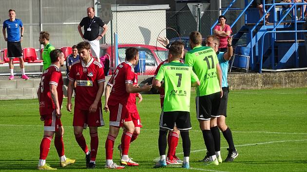 V pátečním vyhroceném derby mezi fotbalisty Velkého Meziříčí (v červeném) a Nového Města na Moravě (v zelených dresech) se body nakonec před sedmi stovkami diváků dělily.