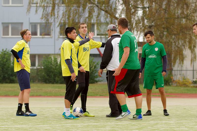 Na čele tabulky elitní soutěže Žďárské ligy malé kopané se po podzimu vyhřívá tým BKS (ve žlutých dresech). Foto: Zdeněk Smejkal