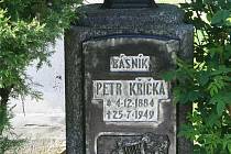 V Novém Městě na Moravě lze na katolickém a evangelickém hřbitově nalézt i hroby slavných osobností.