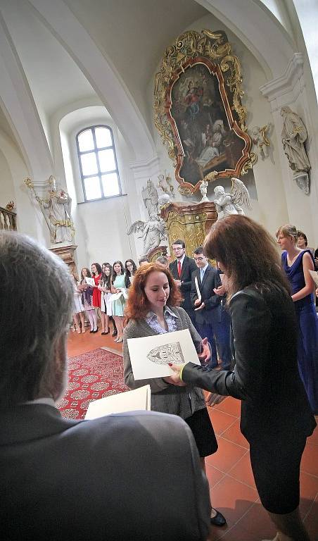 Svým studentům slavnostně předali maturitní vysvědčení učitelé Biskupského gymnázia a Střední školy gastronomické Adolpha Kolpinga v kapli svaté Barbory ve Žďáře nad Sázavou.