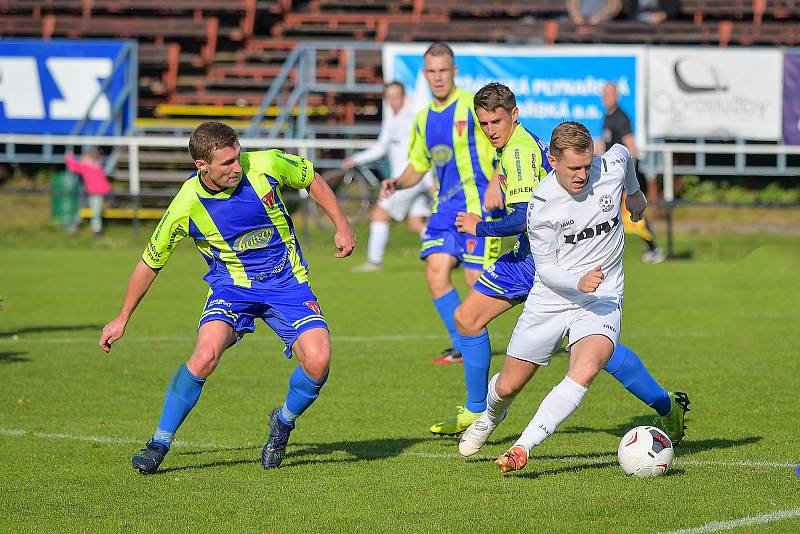 Divizní fotbalisté Žďáru nad Sázavou (v bílém) remizovali v nedělním přípravném duelu s Novou Vsí 2:2. Jejich výkon měl k ideálu hodně daleko.