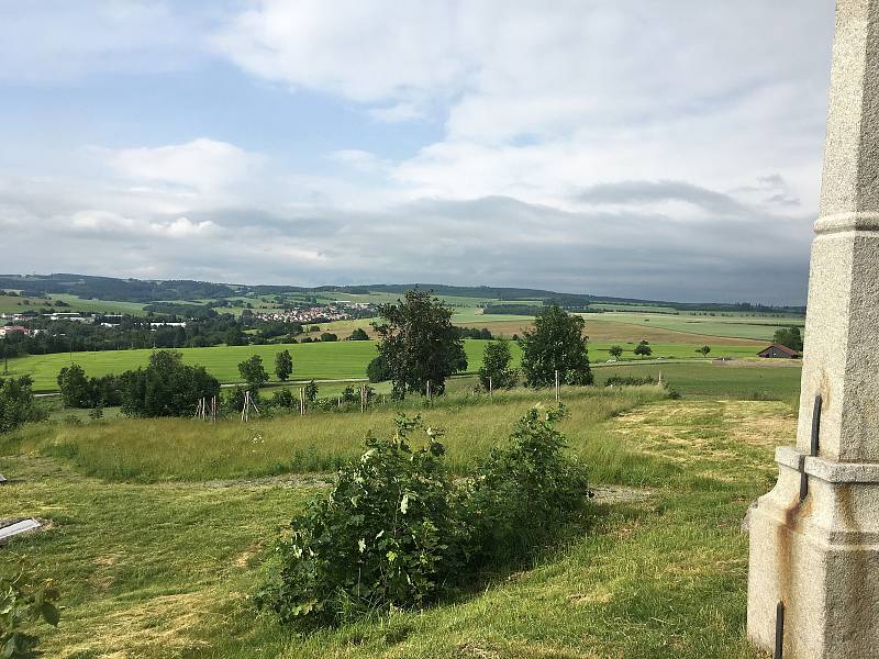 Ke třem kamenným křížům vede naučná stezka, která začíná na ulici Jánské.