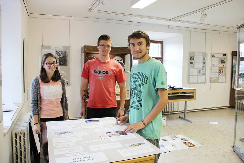 Výstava je maturitním projektem Radky Křížové, Stanislava Punčocháře a Kryštofa Matuly (zleva), studentů 4. ročníku oboru elektrotechnika VOŠ a SPŠ Žďár nad Sázavou.