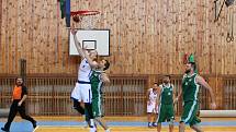 Basketbalisty Žďáru nad Sázavou (v bílém) jakoby někdo pokropil živou vodou. Po čtvrté výhře  v řadě se posunuli už na 5. místo druholigové tabulky.