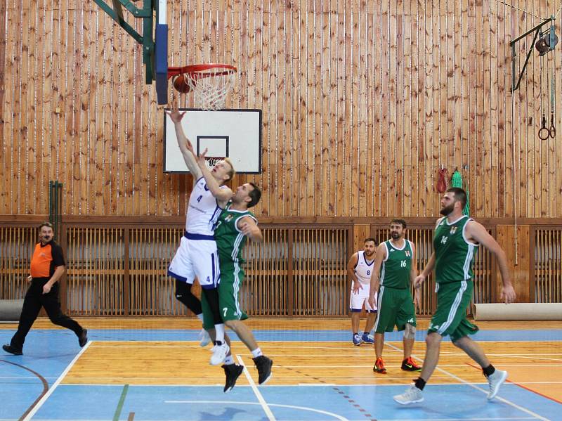 Basketbalisty Žďáru nad Sázavou (v bílém) jakoby někdo pokropil živou vodou. Po čtvrté výhře  v řadě se posunuli už na 5. místo druholigové tabulky.