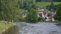 V Dalečíně se hladina Svratky kvůli vydatnému dešti v pondělí zvýšila o víc než metr.