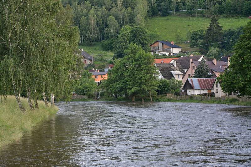 V Dalečíně se hladina Svratky kvůli vydatnému dešti v pondělí zvýšila o víc než metr.