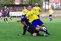 V nedělním divizním derby mezi fotbalisty Velké Bíteše (ve žlutých dresech) a Žďáru nad Sázavou (v černém) se zrodil nerozhodný výsledek.